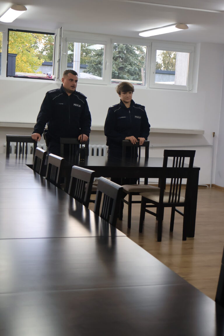 Spotkanie młodzieży internatu z&nbsp;przedstawicielami Komisariatu Policji w&nbsp;Oleszycach.