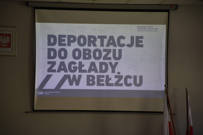 „W zaplombowanych wagonach jadą krajem imiona. Deportacja obozu zagłady w&nbsp;Bełżcu.”